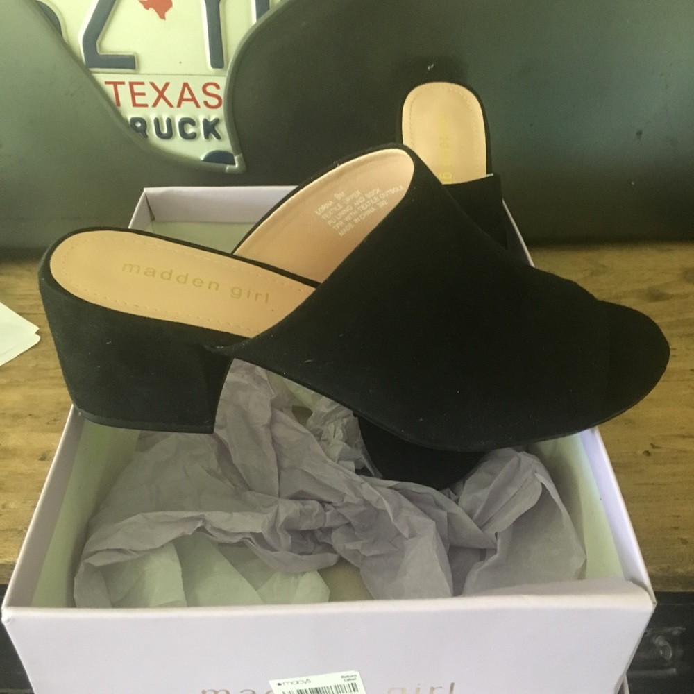 Sandals - Picture 2 of 3